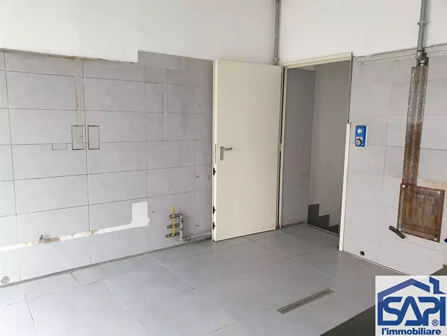 Immagine 6 di Negozio in vendita  a Monza