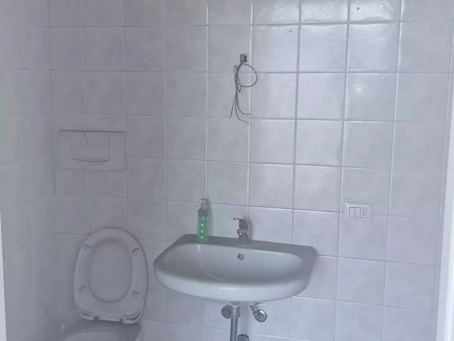 Immagine 2 di Negozio in vendita  in PIAZZA ELSA MORGANTI a Renate