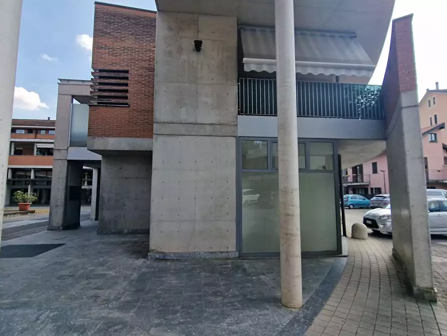 Immagine 8 di Negozio in vendita  in PIAZZA ELSA MORGANTI a Renate