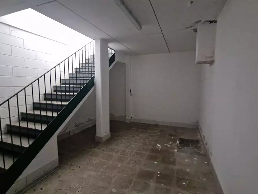 Immagine 4 di Negozio in vendita  in PIAZZA ELSA MORGANTI a Renate