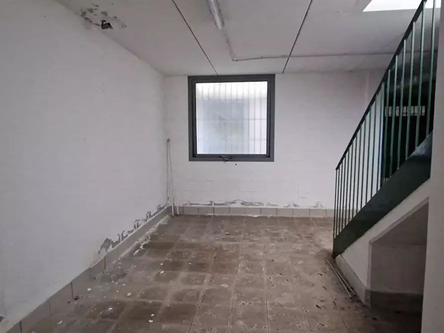 Immagine 5 di Negozio in vendita  in PIAZZA ELSA MORGANTI a Renate