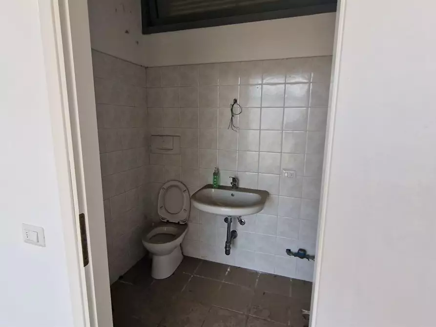 Immagine 1 di Negozio in vendita  in PIAZZA ELSA MORGANTI a Renate