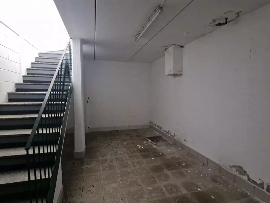 Immagine 3 di Negozio in vendita  in PIAZZA ELSA MORGANTI a Renate