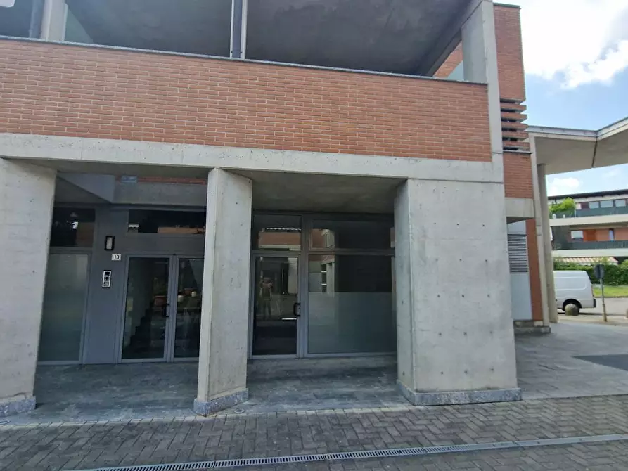 Immagine 9 di Negozio in vendita  in PIAZZA ELSA MORGANTI a Renate