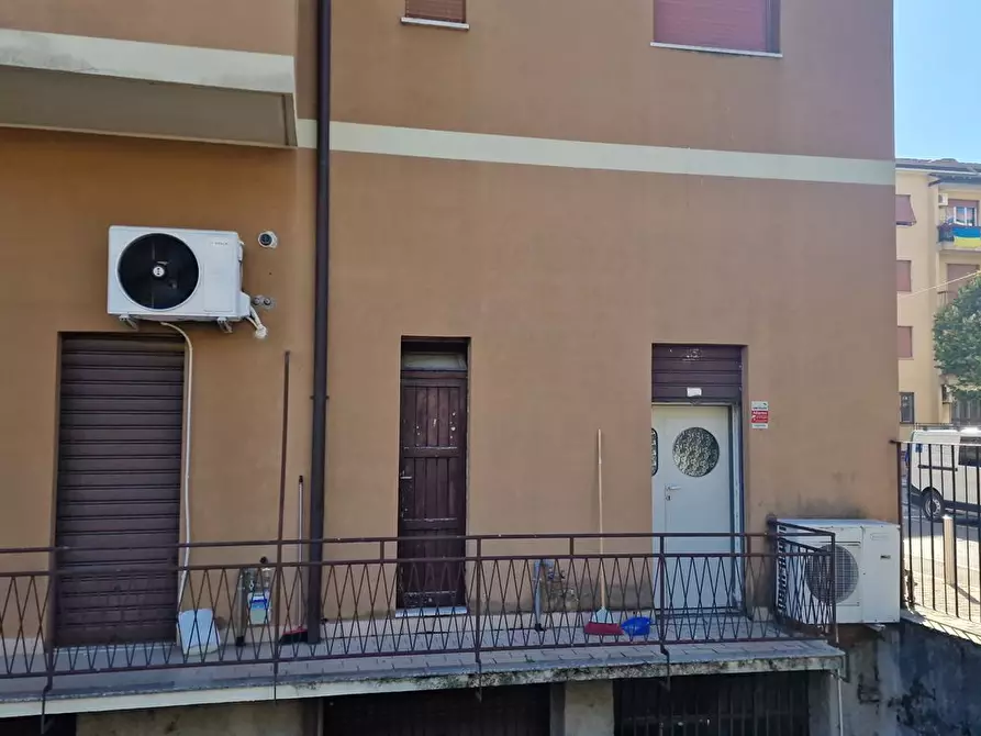 Immagine 2 di Negozio in affitto  a Arcore