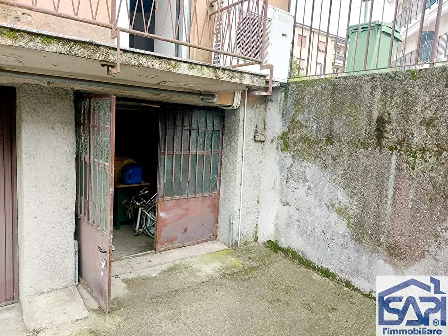 Immagine 4 di Negozio in affitto  a Arcore