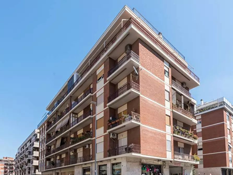 Appartamento in vendita in Via Raffaele de Cosa a Roma