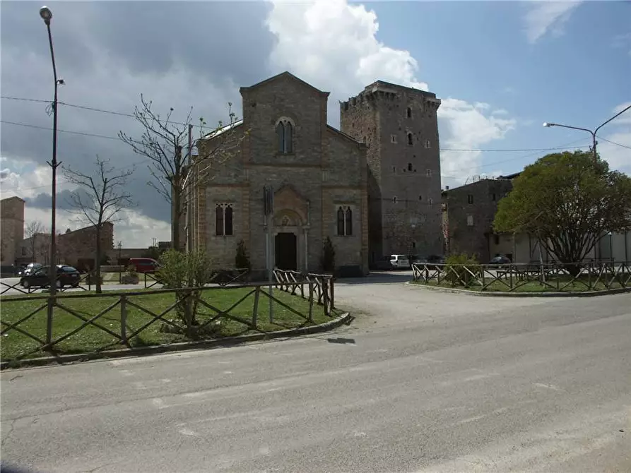 Immagine 4 di Stabile in vendita  in P.zza UMBERTO I° a Gualdo Cattaneo