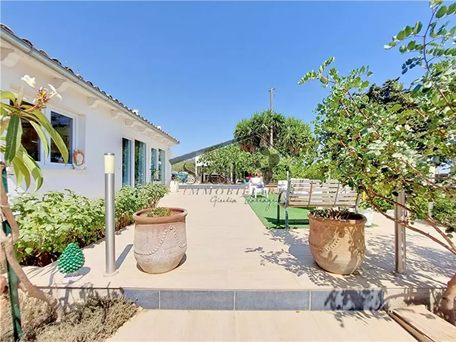 Immagine 3 di Villa in vendita  a Scicli
