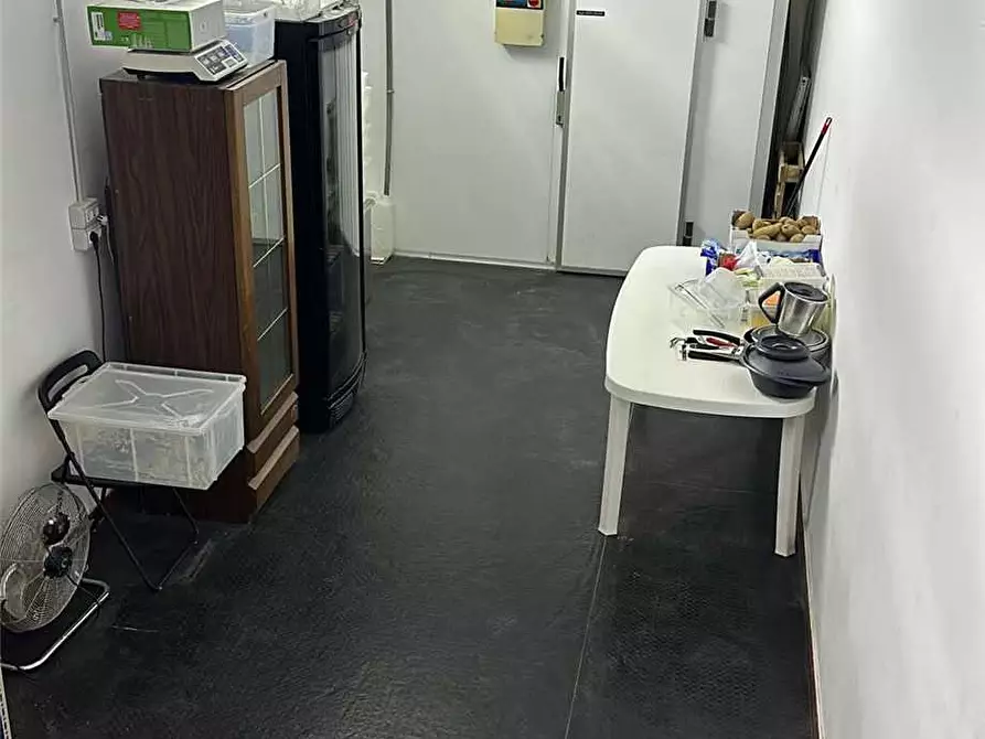 Immagine 4 di Attività commerciale in vendita  a Roma