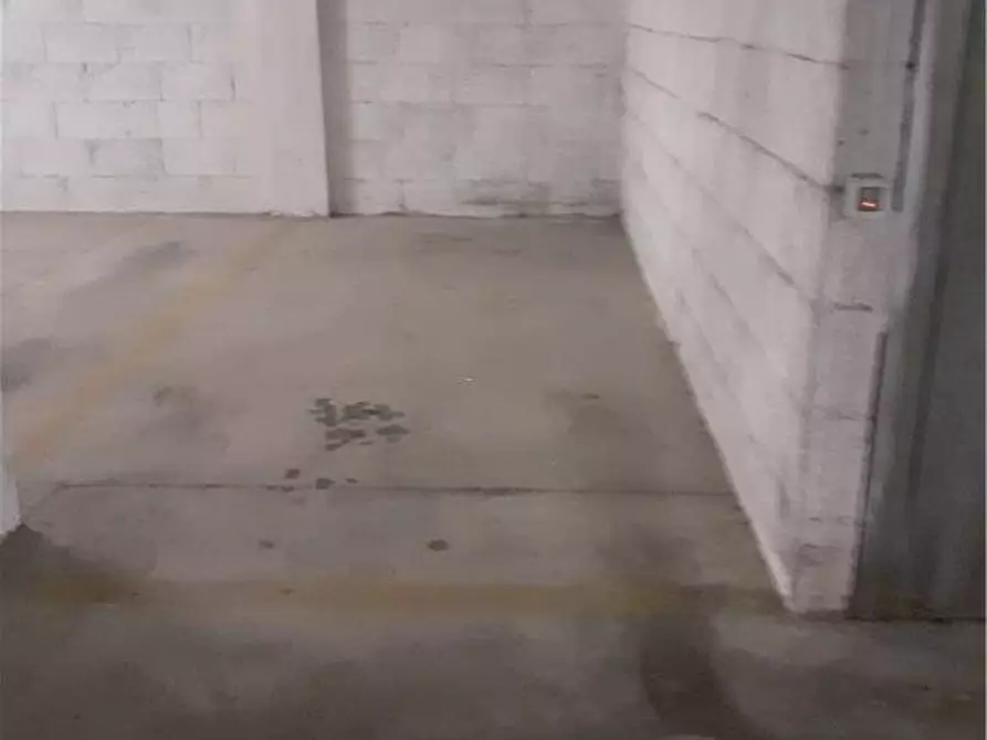 Immagine 3 di Garage in vendita  a Roma