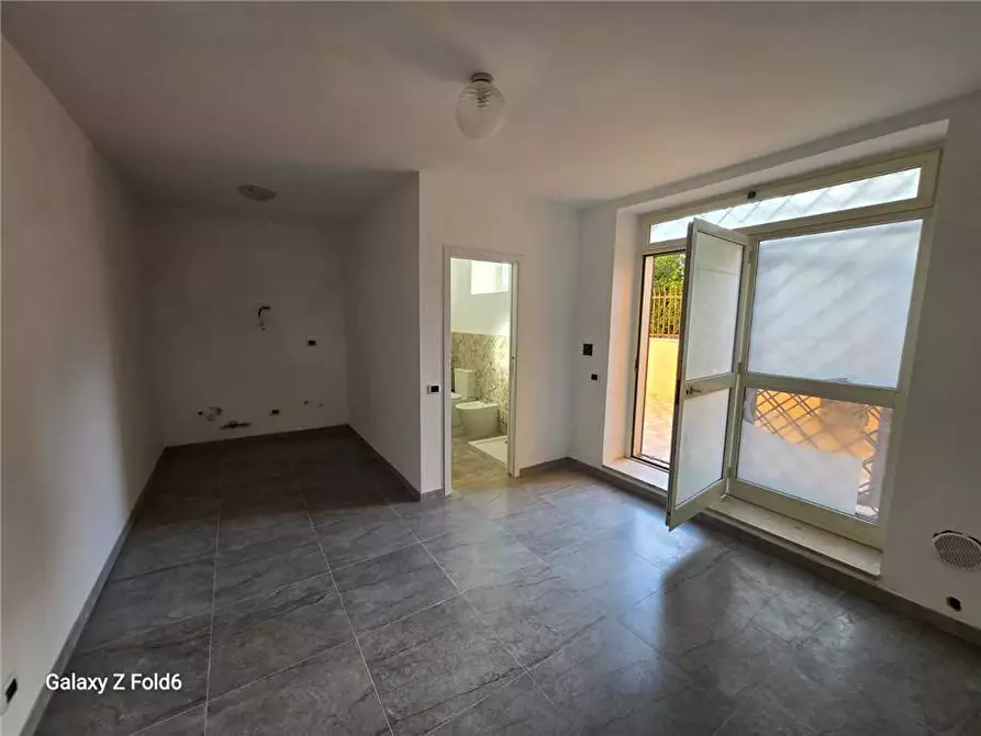 Immagine 4 di Attività commerciale in affitto  a Roma