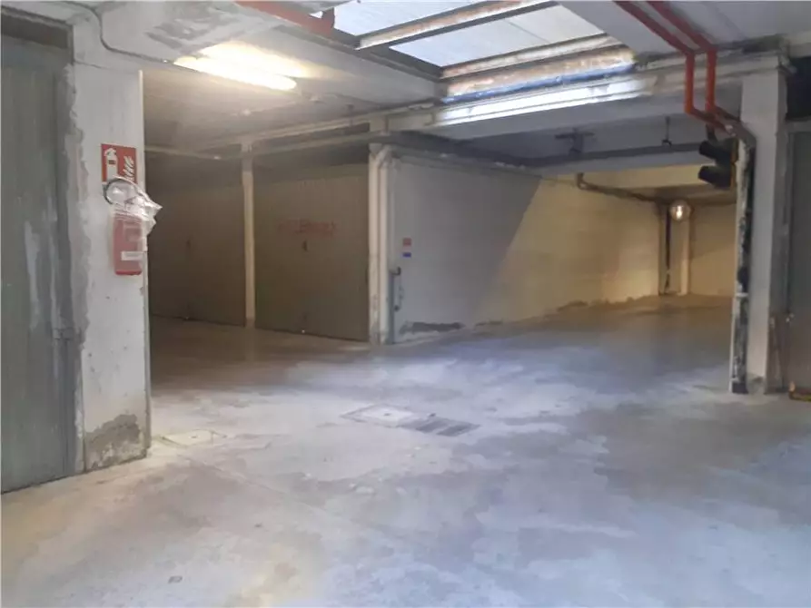 Immagine 2 di Garage in vendita  a Roma