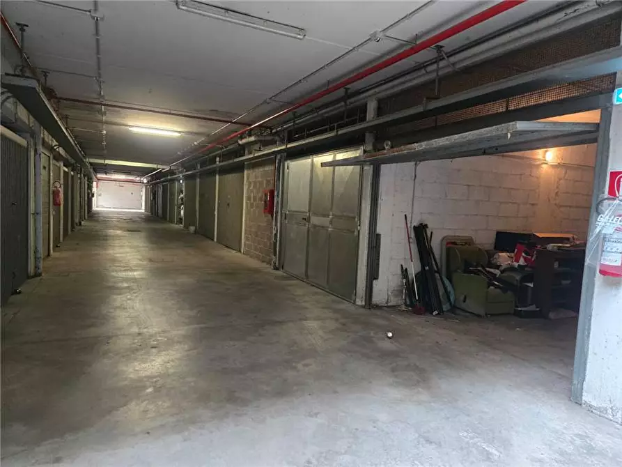 Immagine 1 di Garage in vendita  a Roma