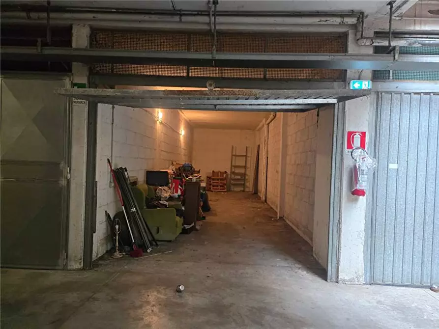 Immagine 2 di Garage in vendita  a Roma