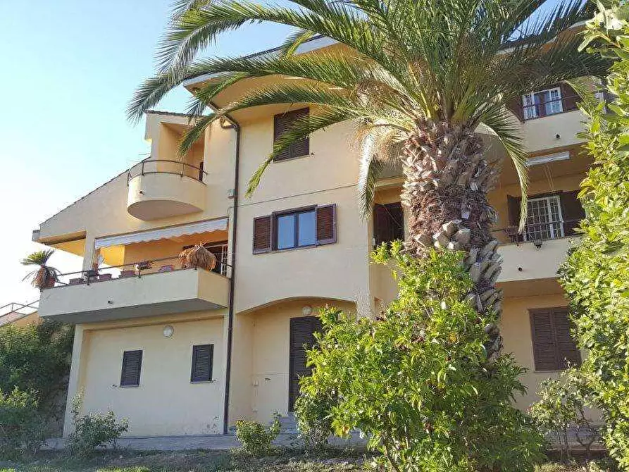 Immagine 1 di Villa in vendita  a Bolsena