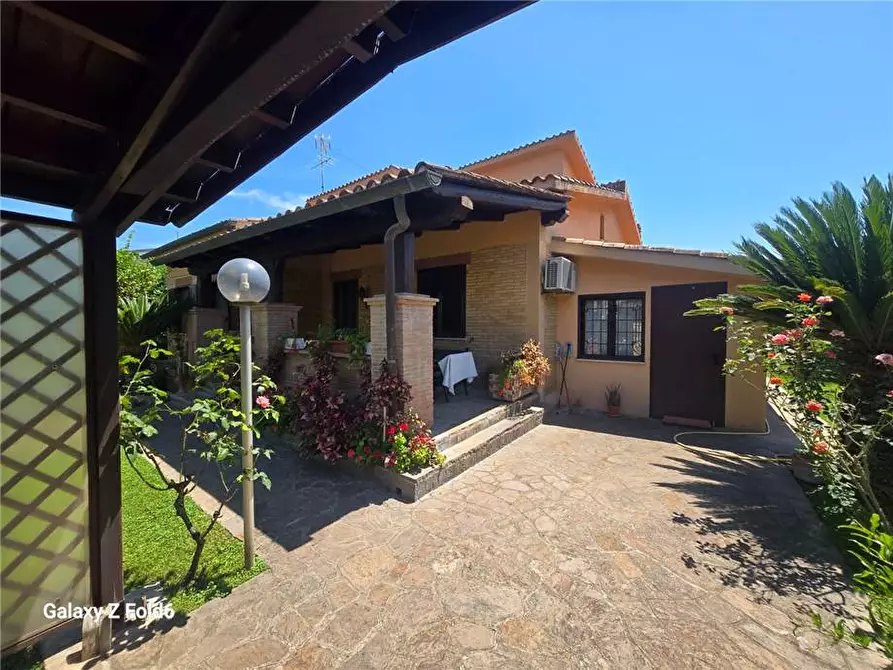 Immagine 4 di Villa in vendita  a Roma