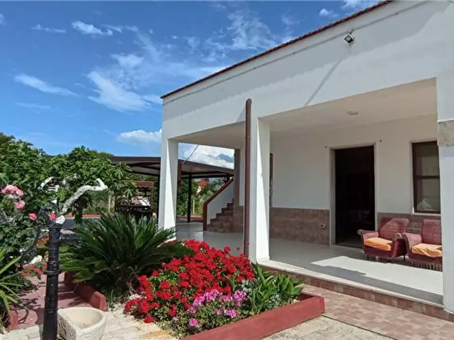 Immagine 1 di Villa in vendita  a Lesina