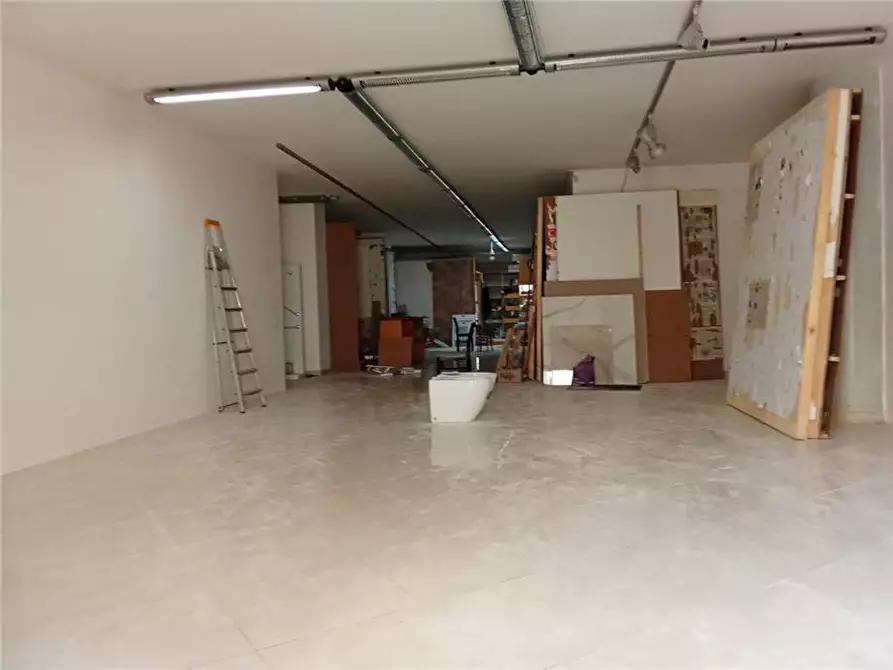 Immagine 5 di Attività commerciale in affitto  a Sannicandro Garganico