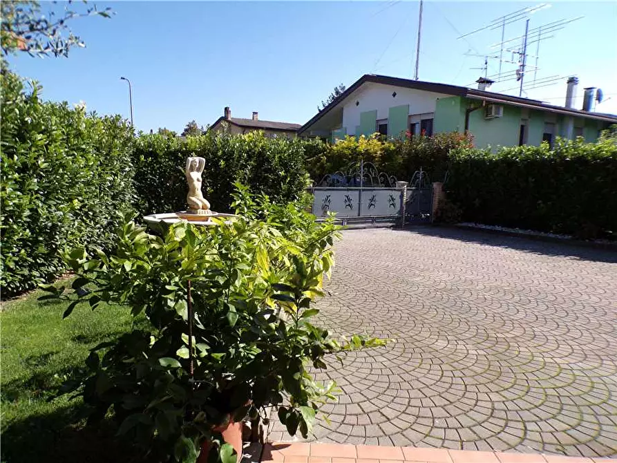 Immagine 2 di Villa in vendita  a Eraclea
