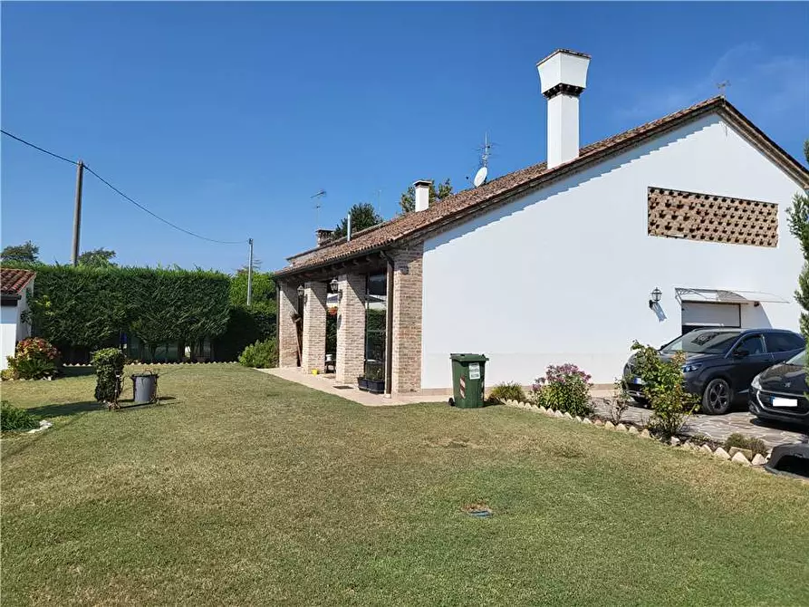 Immagine 2 di Villa in vendita  a Jesolo