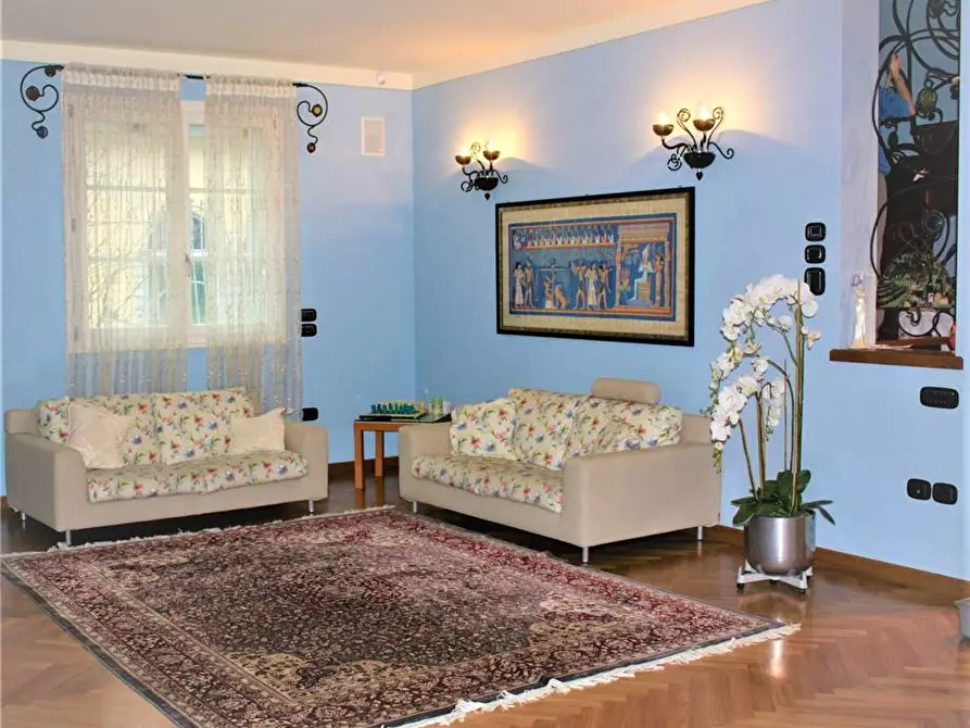 Immagine 2 di Villa in vendita  a Viareggio