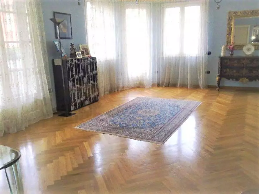Immagine 3 di Villa in vendita  a Viareggio