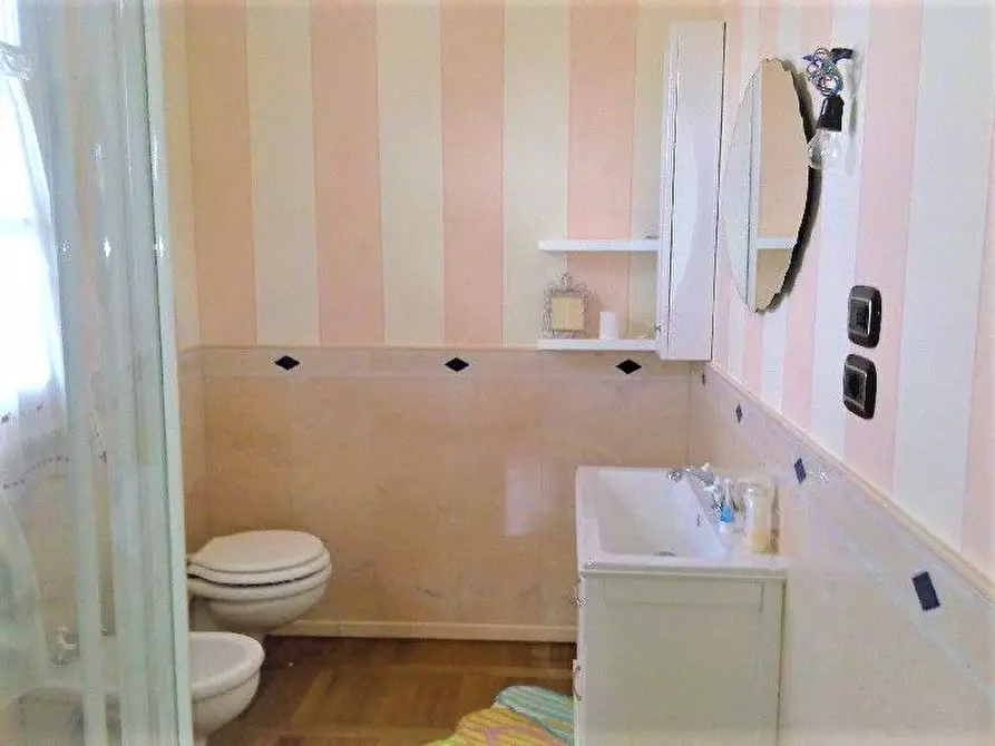 Immagine 5 di Villa in vendita  a Viareggio