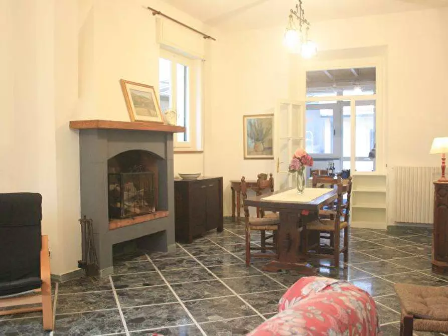 Immagine 2 di Villa in vendita  a Viareggio