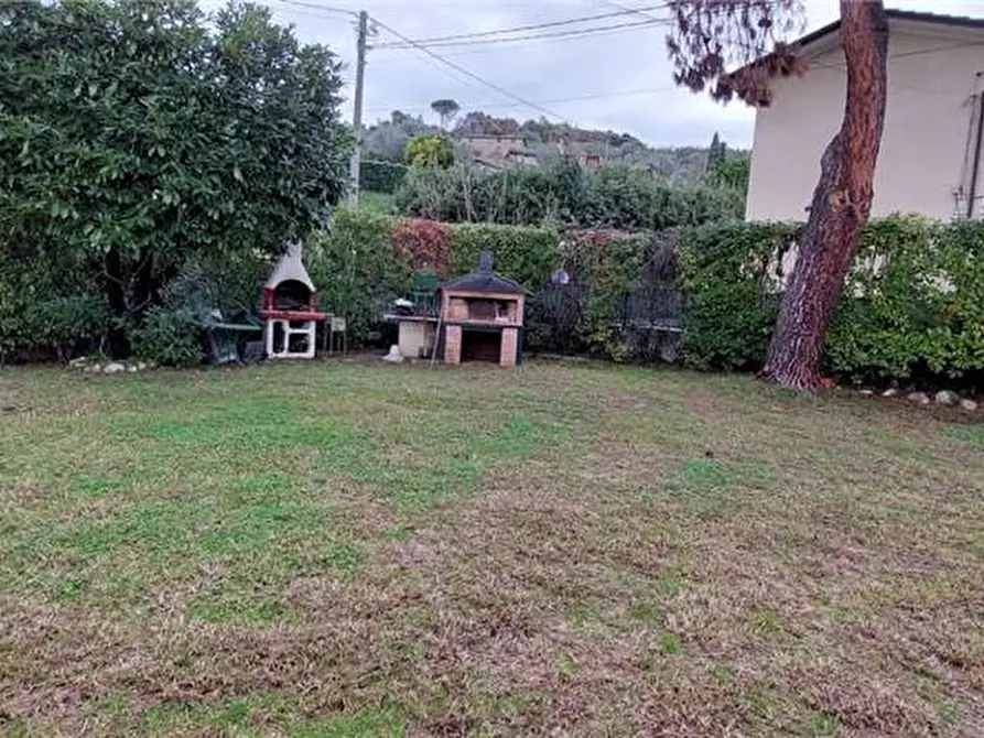 Immagine 3 di Villa in vendita  a Camaiore