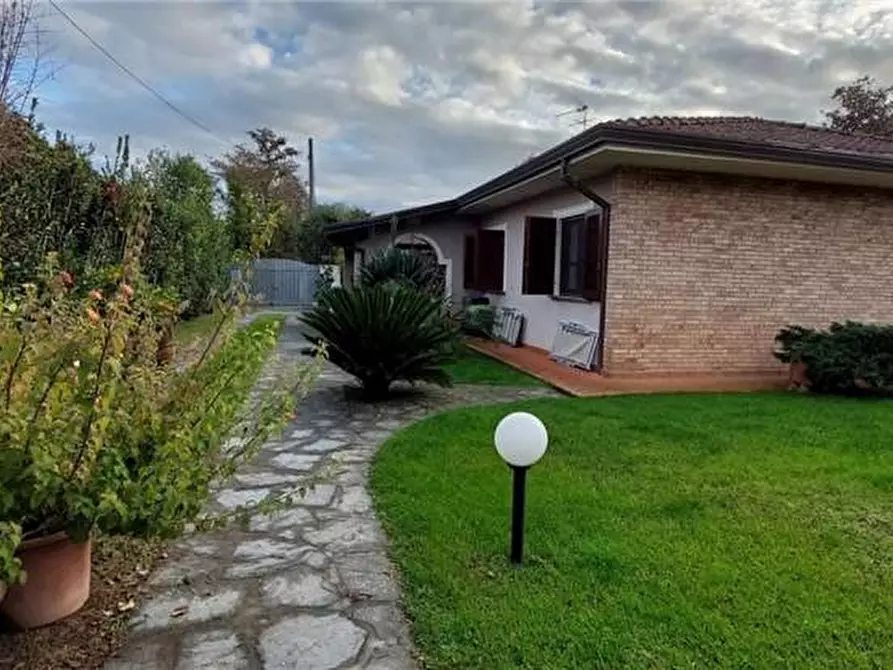 Immagine 2 di Villa in vendita  a Pietrasanta