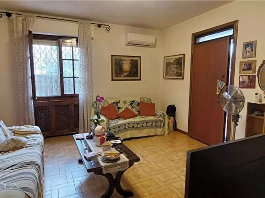 Immagine 2 di Villa in vendita  a Viareggio