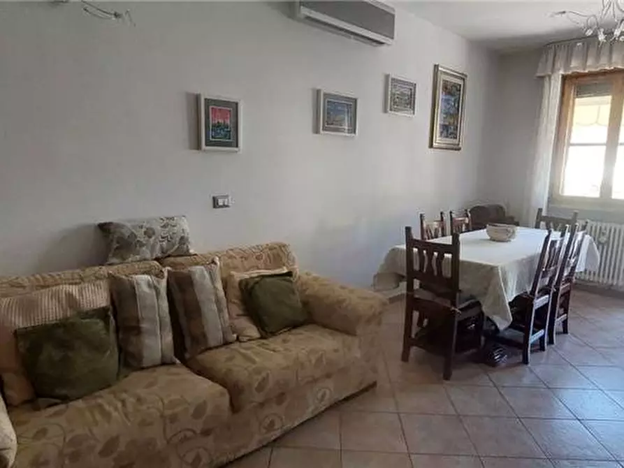 Immagine 3 di Villa in vendita  a Viareggio
