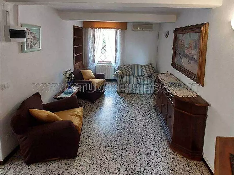 Immagine 1 di Villa in vendita  a Seravezza