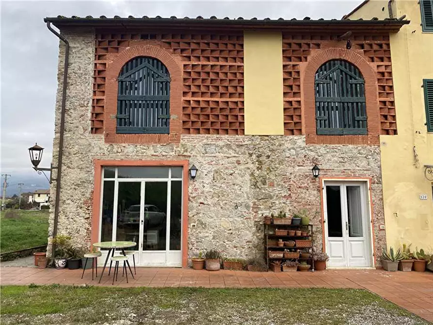 Immagine 1 di Deposito in vendita  a Lucca