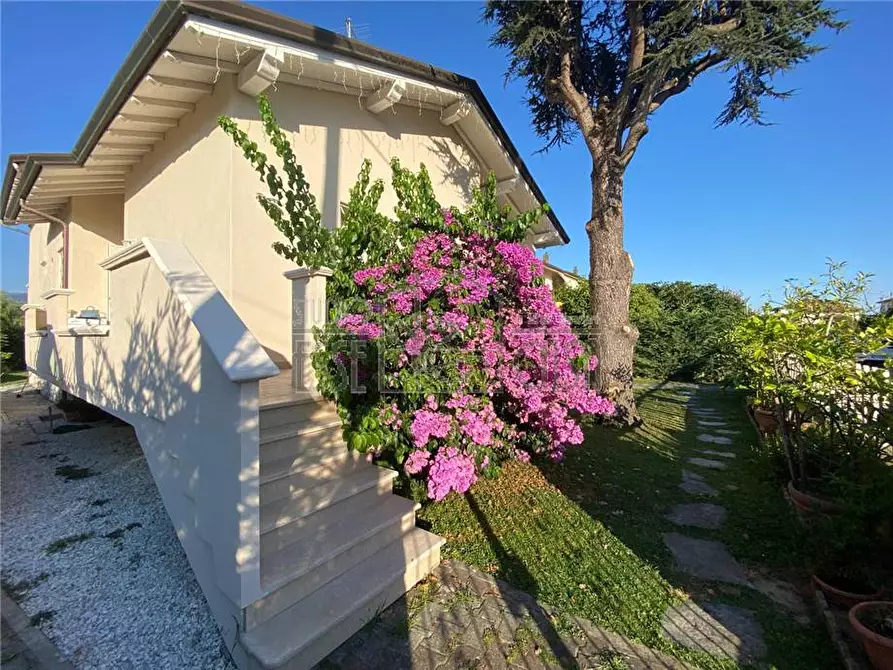 Immagine 1 di Villa in vendita  a Camaiore