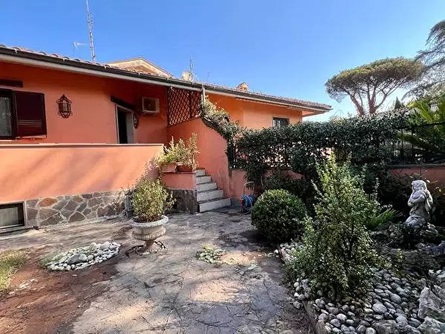 Immagine 1 di Villa in vendita  in Via castel porziano, 499 a Roma