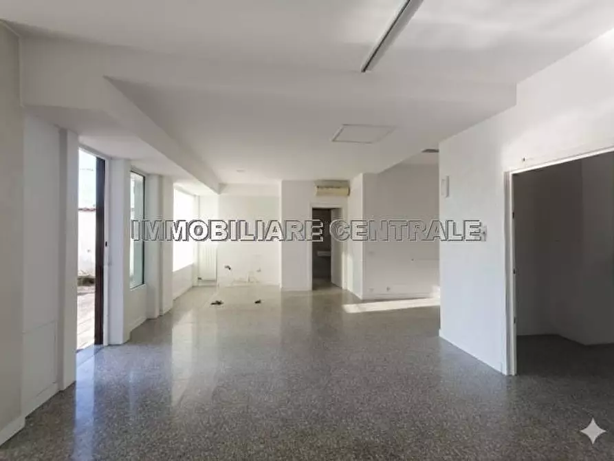 Immagine 11 di Ufficio in affitto  a Carobbio Degli Angeli