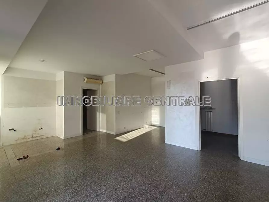 Immagine 12 di Ufficio in affitto  a Carobbio Degli Angeli