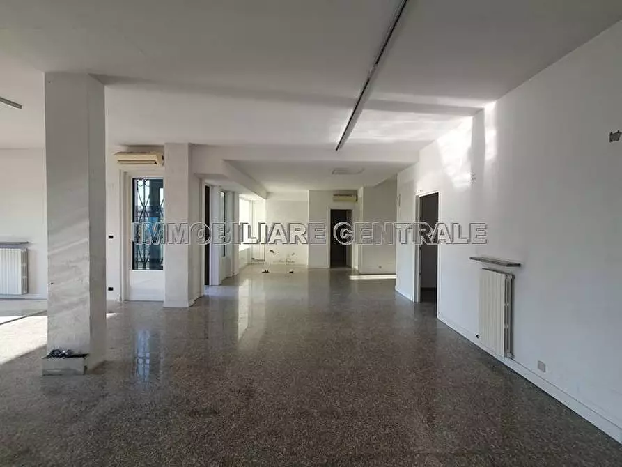 Immagine 13 di Ufficio in affitto  a Carobbio Degli Angeli
