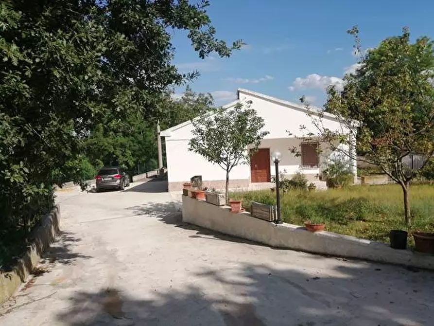 Immagine 1 di Villa in vendita  a Rosciano