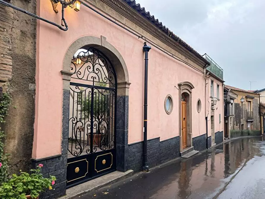Immagine 1 di Villa in vendita  in Via Cavour, 43 a Trecastagni