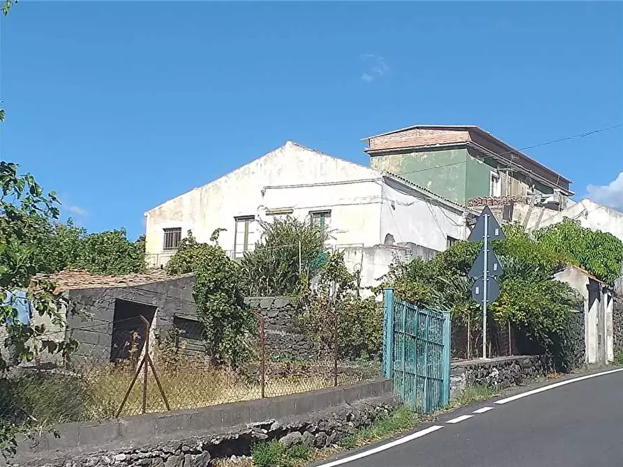 Immagine 1 di Villa in vendita  in Via tavola, sn a Piedimonte Etneo