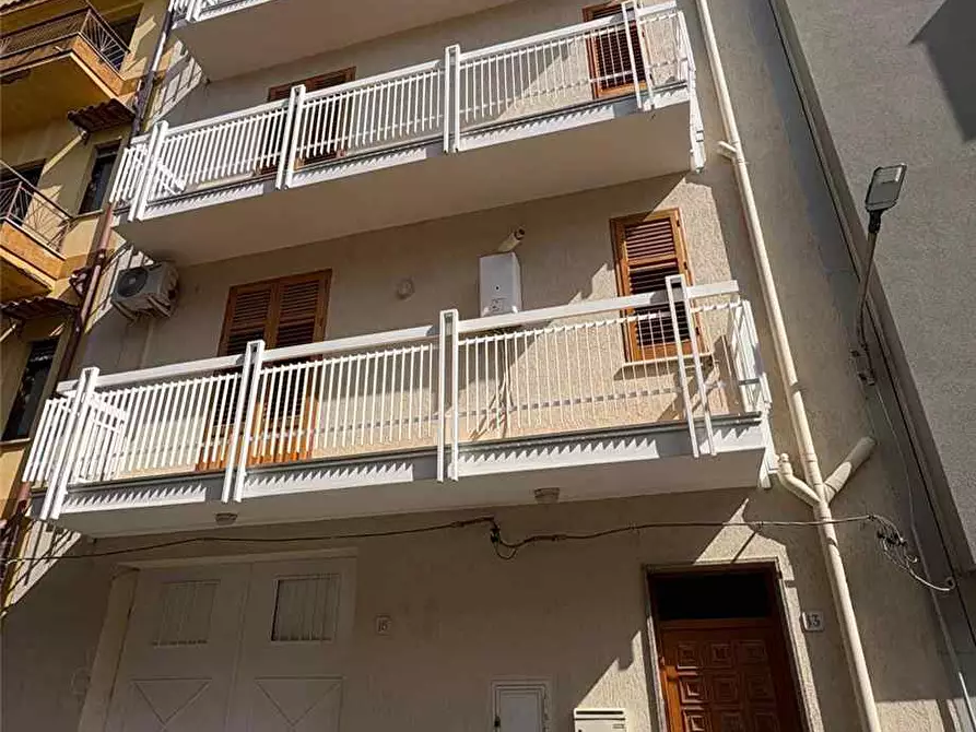 Immagine 1 di Villa in vendita  in Via Trapani, 13/15 a Casteldaccia