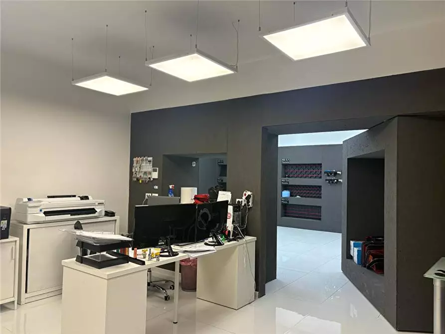 Immagine 2 di Attività commerciale in affitto  in Via Via Giolitti, 21 a Casteldaccia