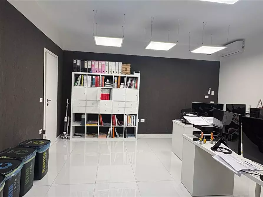 Immagine 5 di Attività commerciale in affitto  in Via Via Giolitti, 21 a Casteldaccia