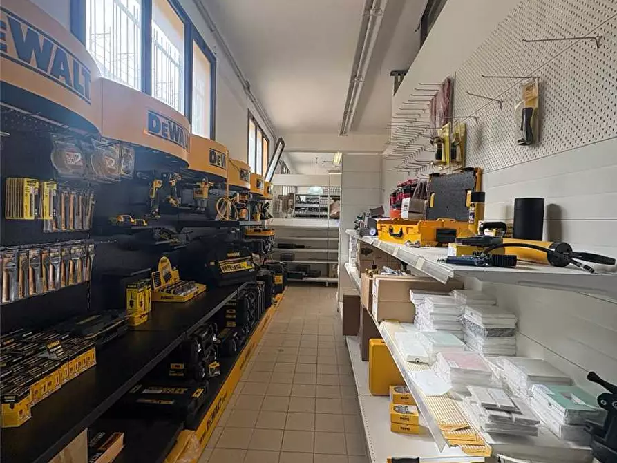 Immagine 8 di Attività commerciale in affitto  in Via Via Giolitti, 21 a Casteldaccia