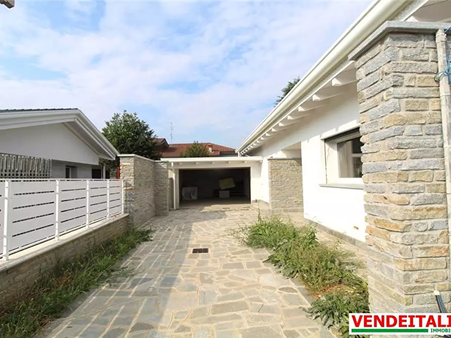 Immagine 10 di Villa in vendita  a Gerenzano