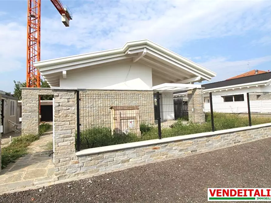 Immagine 2 di Villa in vendita  a Gerenzano