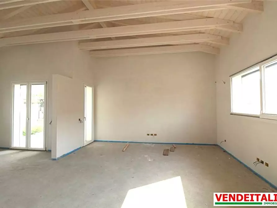 Immagine 3 di Villa in vendita  a Gerenzano